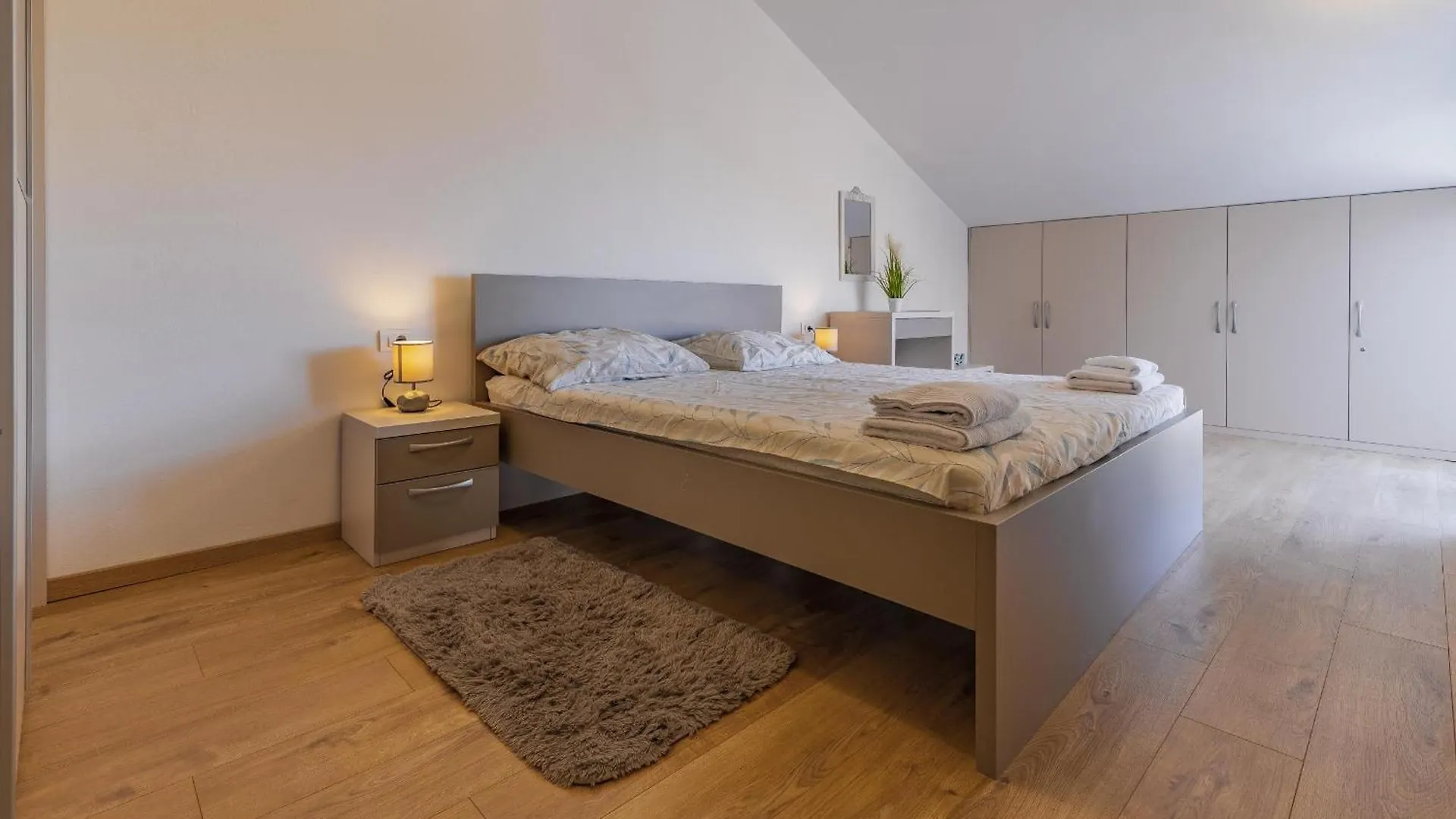 Apartment Leo Pjescana Uvala 0*,